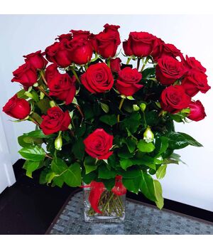 24 red roses in glass vase to vietnam