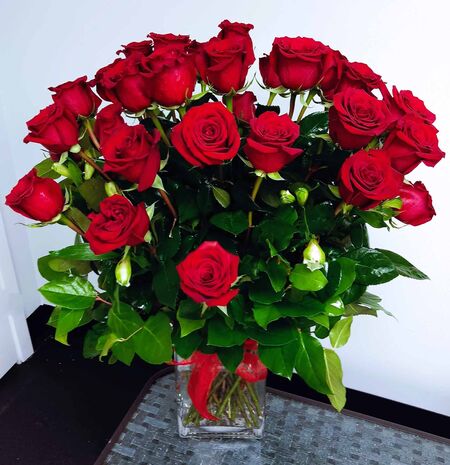 24 red roses in glass vase to vietnam