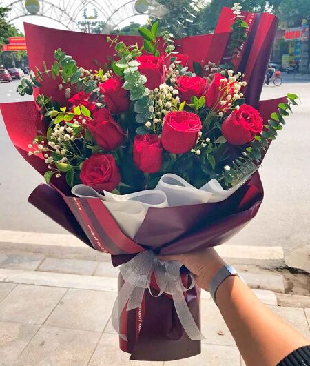 send one dozen red roses bouquet to vietnam