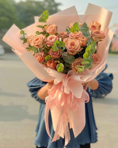 12 pink roses match with solidarity canadians to vietnam