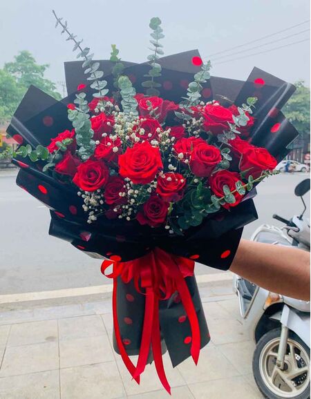 two dozen red roses to vietnam